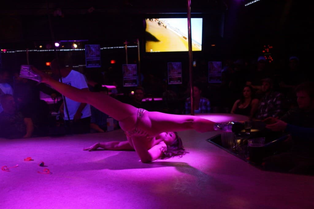 Una bailarina exótica en un club de table dance.